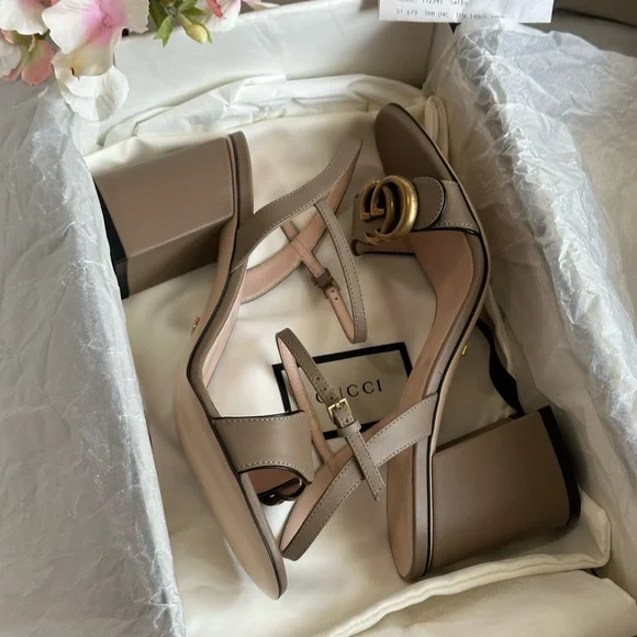 Gucci Women's Beige Heels with Gold Buckles - Picture 7 of 10